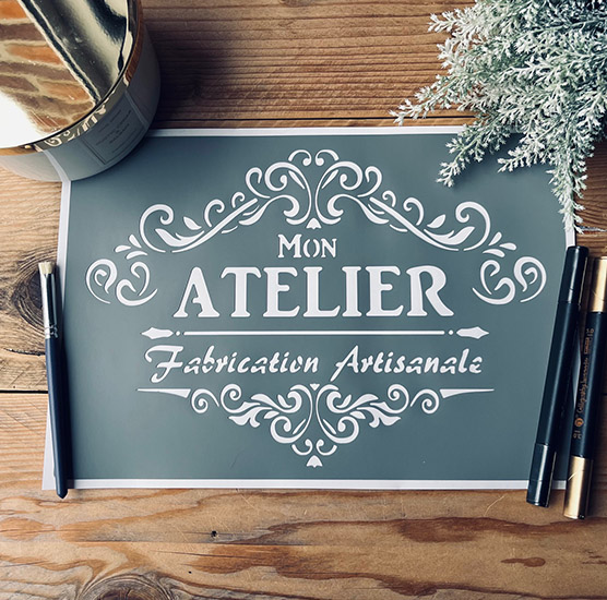 Pochoir adhésif vintage "Mon atelier – Fabrication artisanale" – déco meuble 30x20 cm