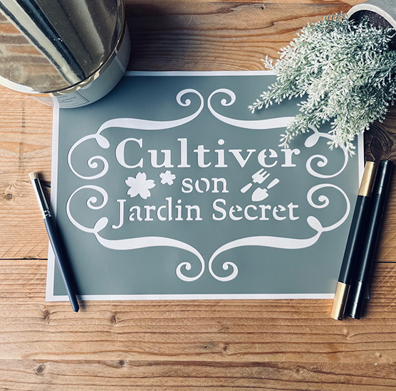 Pochoir Adhésif Style Citation en PVC, Motif Jardin Secret, 30 x 20 cm