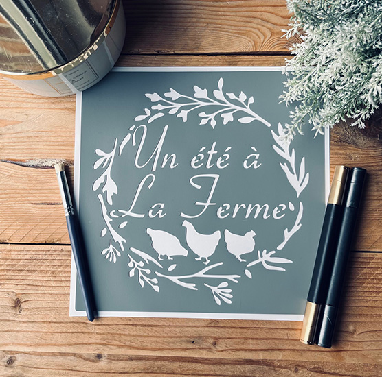 Pochoir Adhésif Style Campagne en PVC, Motif Couronne Un été à la Ferme, 20 x 20 cm