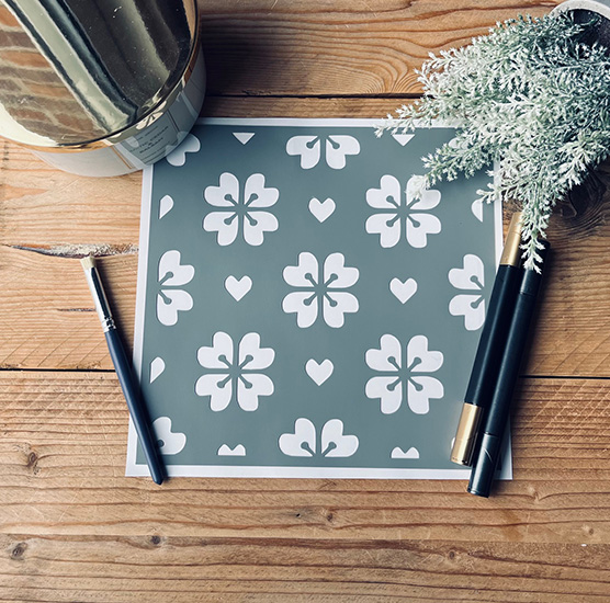 Pochoir Adhésif en PVC, Motif Carrelage, Faïence & Coeurs 20 x 20 cm