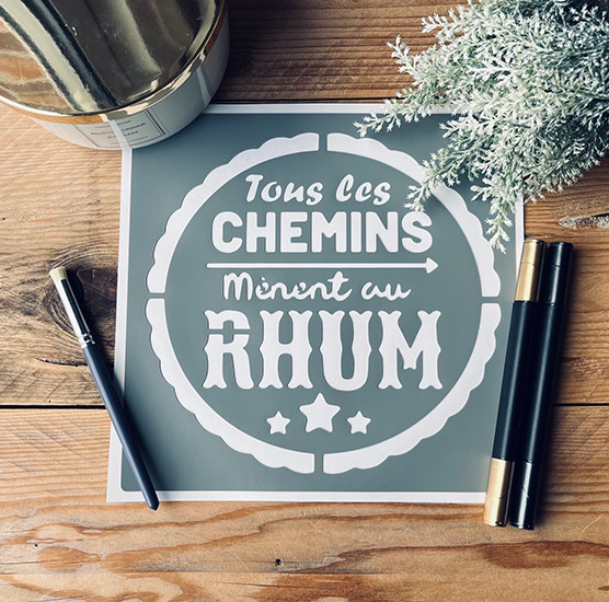 Pochoir Adhésif en PVC Style Médaillon, Motif Citation sur le Rhum, 20 x 20 cm.