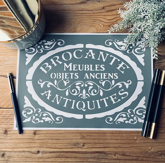 Pochoir adhésif vintage "Brocante – Antiquités, meubles et objets anciens" – déco meuble 30x20 cm