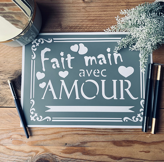 Pochoir Adhésif Style Citation en PVC, Motif Affiche Fait Main Avec Amour, 30 x 20 cm