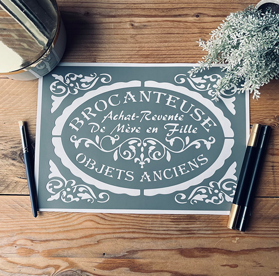 Pochoir Adhésif Style Vintage en PVC, Motif Médaillon Brocanteuse, 30 x 20 cm