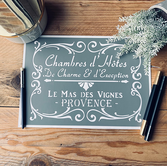 Pochoir Adhésif Style Campagne Chic en PVC, Motif Affiche Chambres d'Hôtes Provence, 30 x 20 cm